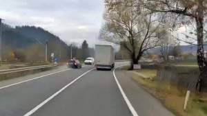 Pericol public! Șofer filmat în momentul în care era la un pas de a produce o tragedie: „Da, îl omoram pe ăla, care-i problema? Am asigurare la mașină, mă p.. pe el!” (VIDEO)