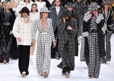 VIDEO. Ultima colecţie a lui Karl Lagerfeld, cu modele în lacrimi, la defilarea de la Paris Fashion Week