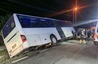 Un autocar cu 30 de persoane a ieșit în decor în urma coliziunii cu o mașină, în Târgu Frumos: șase răniți