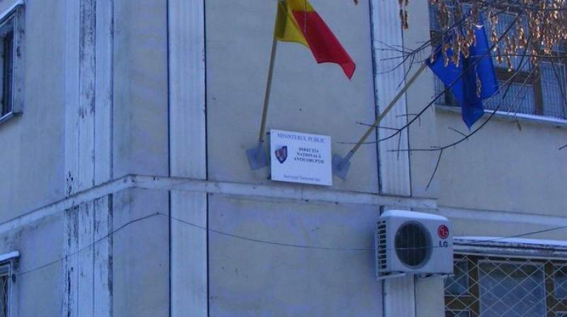 Culmea furtului: a sustras un card TV din sediul DNA Iași, în timp ce era încătușat și sub escortă
