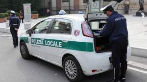 O româncă stabilită în Italia a luat la bătaie o polițistă care tocmai o amendase