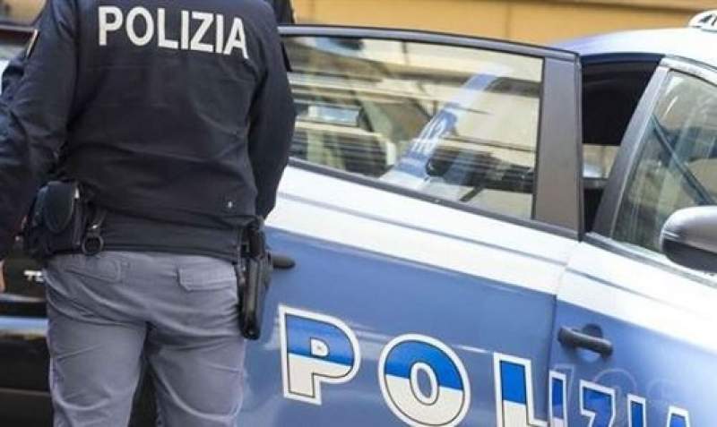 Român prins la furat din mașinile parcate pe străzile din Torino: polițiștii l-au dibuit după picioarele scoase pe geamul uneia dintre vehiculele jefuite