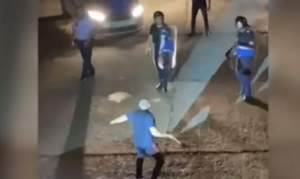 Scandal în centrul Bârladului: un bărbat înarmat cu două topoare care-și amenința concubina, reținut de polițiști (VIDEO)