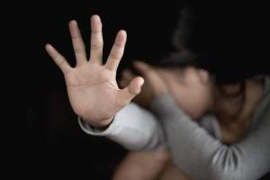 Un polițist local din Satu Mare a fost reținut pentru că ar fi agresat-o sexual, timp de 2 ani, pe fiica de 11 ani a iubitei lui