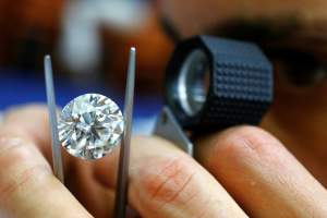 Trei români, acuzați de escrocherie cu diamante de peste 1 milion de euro în Franța