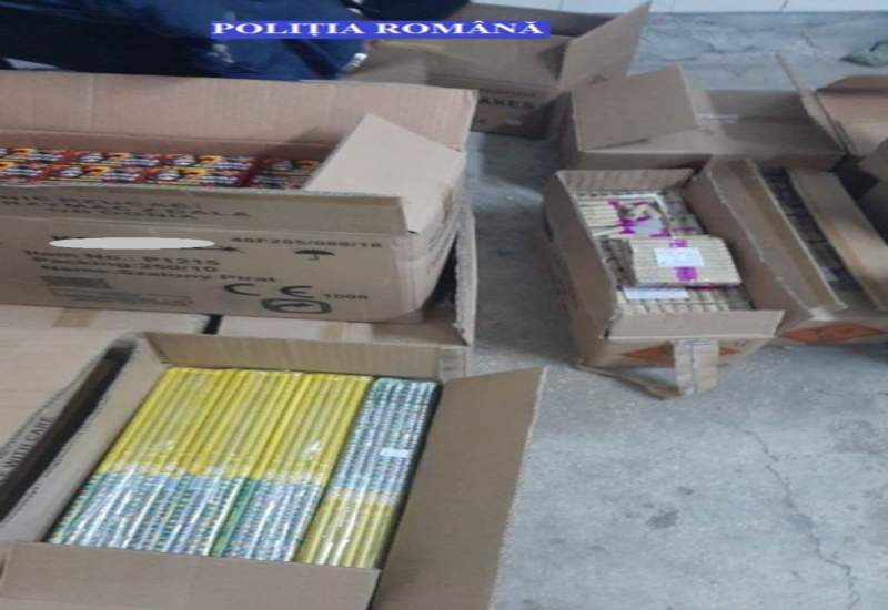O tonă și jumătate de materiale pirotehnice, confiscate de polițiști dintr-un depozit din Brăila