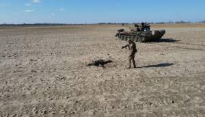 Un soldat rus și-a predat tancul forțelor ucrainene: va primi acum o recompensă de 10.000 de dolari