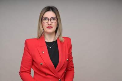 Deputata Monica Berescu (USR) acuză incompetența Ministerului Educației în ceea ce privește reintegrarea mamelor minore în învățământ