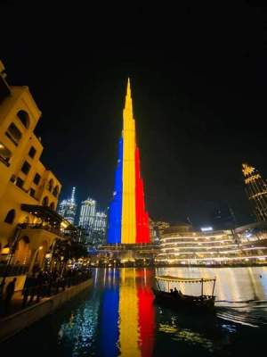 Cea mai mare clădire din lume, Burj Khalifa din Dubai, luminată în culorile steagului României