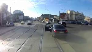 „Duel” între un șofer de BMW și un vatman pe linia de tramvai: cine a câștigat (VIDEO)