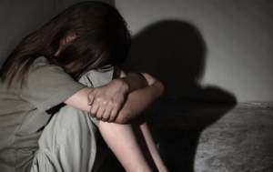 Adolescentă de 15 ani din Galați, bătută și violată de un prieten de familie. Fata venise la el acasă pentru niște cărți