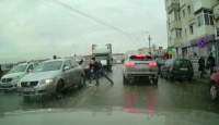 Scene de MMA în traficul din Iași: doi șoferi și-au împărțit „cu dărnicie” pumni și picioare (VIDEO)