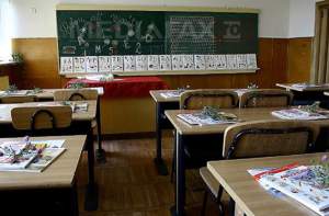 Anchetă la o școală din Iași după ce un elev a fost pedepsit să stea în genunchi în fața clasei: copilul este bolnav de insuficiență cardiacă. Învățătoarea, fostă vânzătoare la magazin
