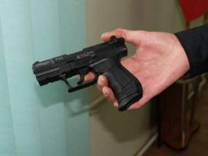 Alertă în Pitești: trecători amenințați cu un pistol