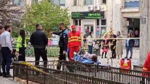 Scenă șocantă în București. O femeie s-a aruncat de la etajul cinci și a căzut peste un pieton