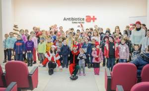 Angajaţii Antibiotice au fost spiridușii lui Moş Crăciun pentru 100 de copii nevoiaşi