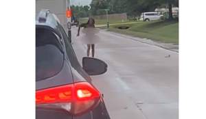 Imagini surprinzătoare: o femeie dezbrăcată complet se ceartă cu un șofer în mijlocul străzii (VIDEO)
