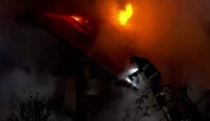 Incendiu puternic la o casă din Iași. Proprietarul a fost transportat la spital