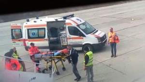 Pasagera unui avion care zbura de la Bergamo la Bacău, luată cu ambulanța la aterizare