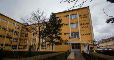 Profesor din Oradea înjunghiat în spate de o elevă de 16 ani, cu un cuțit pentru tăiat porcul