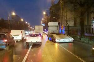 Trafic oprit în zona Gării de Nord din București: un șofer căruia i se făcuse rău la volan a provocat un carambol în care au fost lovite ZECE mașini