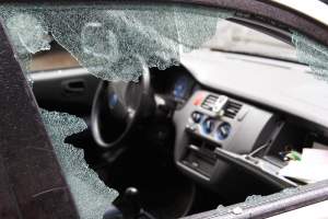 Tânăr de 21 de ani reţinut de poliţiştii din București, după ce 16 autoturisme au fost găsite cu geamurile sparte