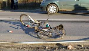 Băiețel de 8 ani, din Neamț, lovit de două mașini într-un interval de câteva secunde după ce a pătruns cu bicicleta pe carosabil fără să se asigure