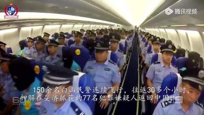 China a trimis o armată de polițiști să aresteze oameni într-un alt stat. I-au luat cu forța din case și i-au urcat în avion (VIDEO)