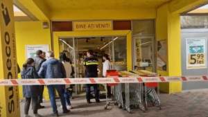 Tavanul unui supermarket din București s-a desprins și a căzut în capul unei cliente în vârstă de 70 de ani. Femeia, luată cu salvarea (VIDEO)