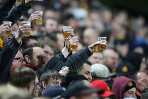 COOL! Suporterii vor putea bea bere la competițiile sportive