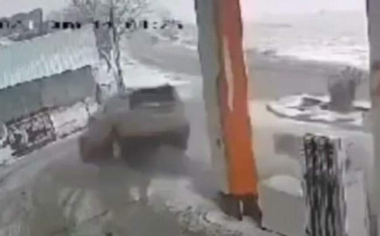 Momentul în care o mașină intră cu viteză într-o benzinărie din Iași, apoi se izbește de un gard (VIDEO)
