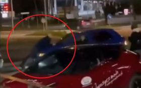 O tânără care furase două cutii de lapte praf dintr-un supermarket din Polonia a fugit cu agentul de pază pe capota mașinii (VIDEO)