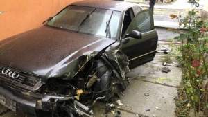 O familie din Arad s-a trezit cu o mașină distrusă în curte: șoferul a dispărut cu plăcuțele de înmatriculare