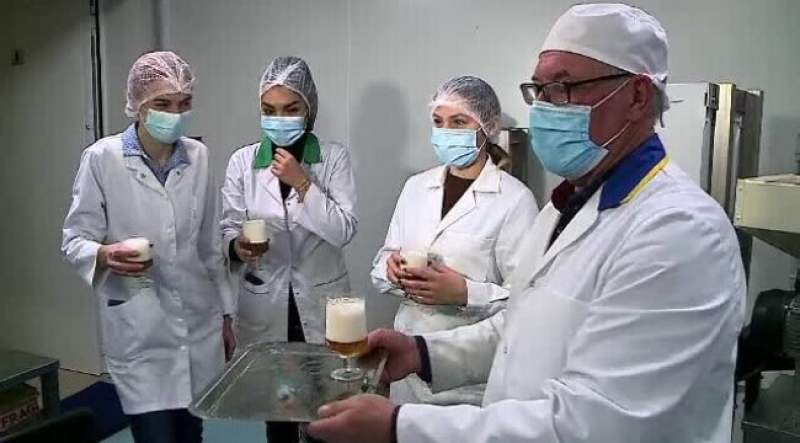De la teorie, la practică! Berea cu ghimbir creată de câteva studente din Iași ar putea fi găsită în curând și în magazine