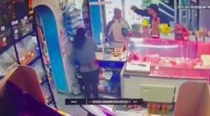 Vânzătoare din Suceava, amenințată cu un pistol de jucărie de un individ care nu a vrut să plătească două iaurturi