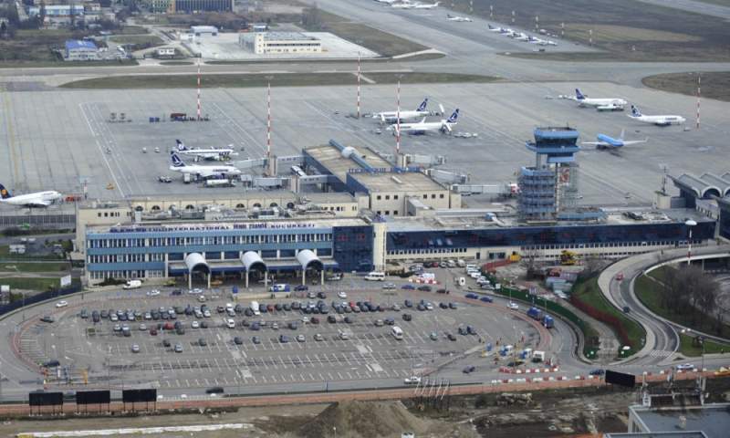 Scandal monstru făcut în avion de un român beat criță: polițiștii l-au ridicat imediat, la aterizarea pe Aeroportul Otopeni