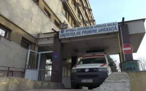 Tânăr transportat în stare de inconștiență la spital, după ce a fost scos de pompierii băcăuani din râul Bistrița