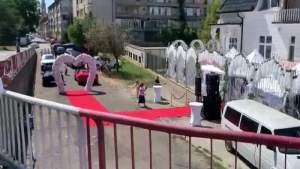 O familie din Lugoj a blocat o stradă pentru a-și face nunta: au pus covor roșu și boltă de flori în mijlocul drumului