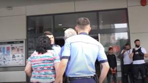 Scandal provocat în fața unui hipermarket din București: o femeie și un bărbat care refuzau termoscanarea, ridicați de polițiști (VIDEO)