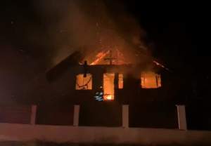 O casă din Botoșani în care se aflau doi copii și bona acestora a ars complet