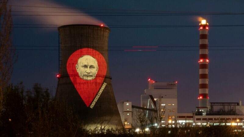 Protest Greenpeace România: Chipul lui Vladimir Putin a fost proiectat pe turnul rafinăriei Lukoil din Ploiești