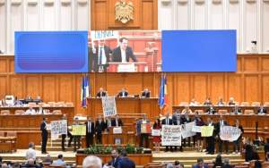 Deputații USR au adus în Parlament pancarte de la protestul profesorilor