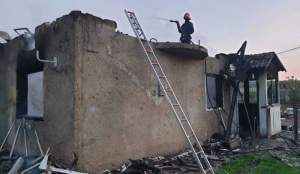 Botoșănean suspectat că a dat foc casei în care se aflau soția și copilul lui, audiat de polițiști