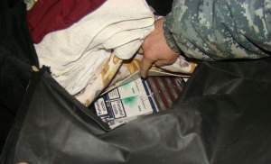 Contrabandist prins în flagrant de polițiștii ieșeni cu sute de pachete de țigări