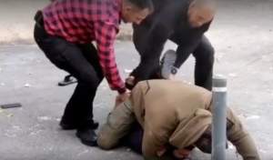 Momentul în care polițiști în civil imobilizează un bărbat care îi amenința cu un cuțit (VIDEO)