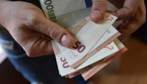 Ieșean prins cu bancnote euro false la casa de schimb valutar: banii erau cumpărați de pe Internet