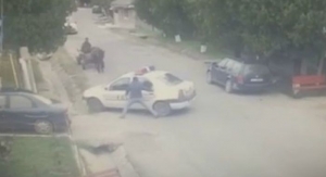 Un polițist din Vaslui a uitat să tragă frâna de mână de la mașina de serviciu. Oamenii au râs, dar o tragedie a fost evitată în ultima clipă (VIDEO)
