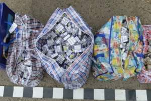 Ieșeancă prinsă de polițiști cu peste o sută de pachete de țigări de contrabandă