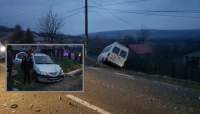 Accident rutier grav, în Iași: o șoferiță a fost proiectată prin geam după ce a fost izbită în plin de un microbuz