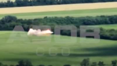 Imagini de război. Elicopter rus care zbura extrem de aproape de sol, doborât de ucraineni (VIDEO)